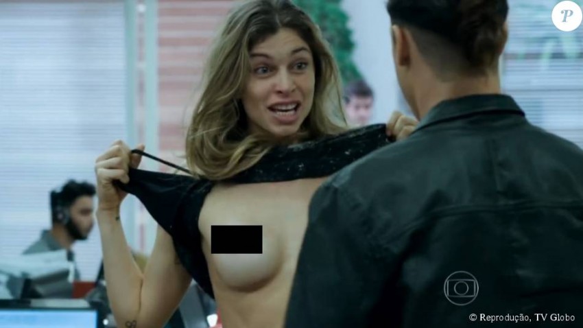 Grazi Massafera mostra os seios em novela