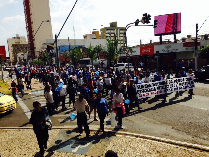 Apae promove caminhada solidária no centro de Marília