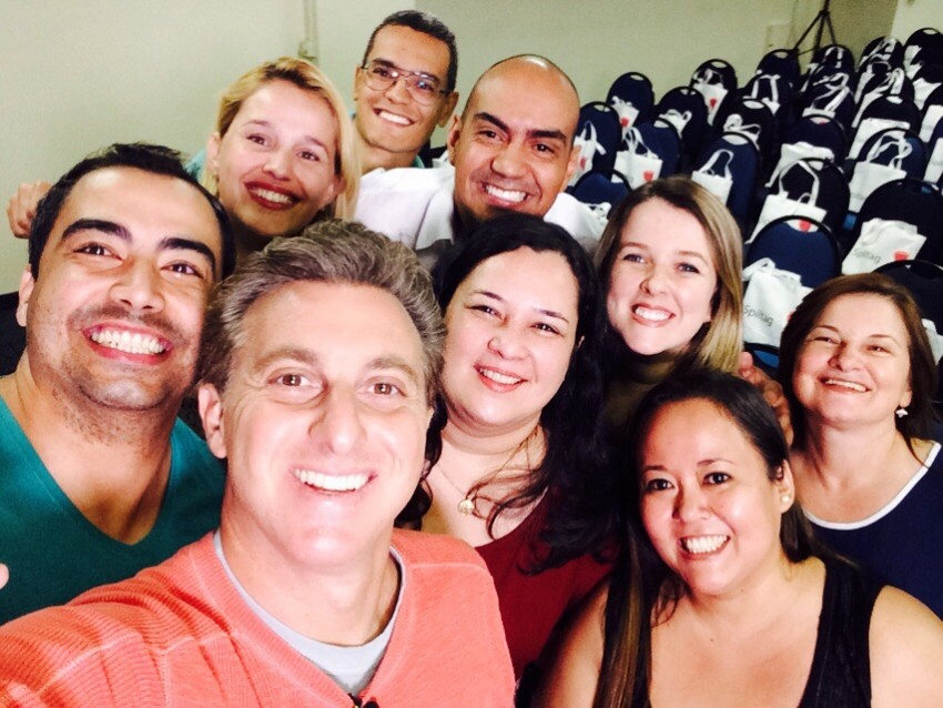 Luciano Huck faz surpresa e entrega pizza para marilienses