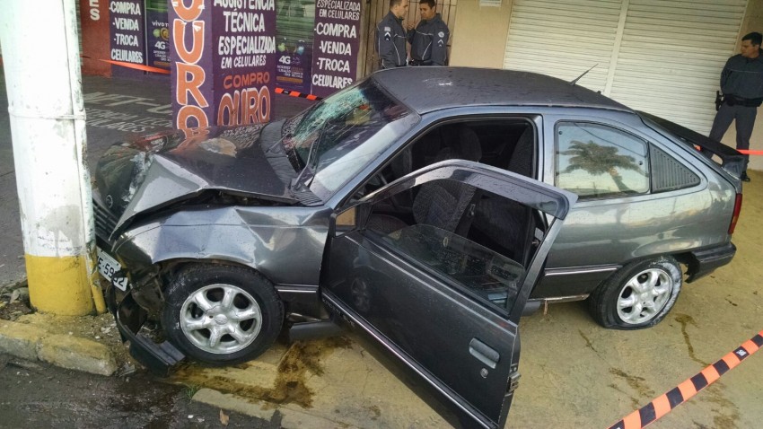 Carro bate em poste e deixa cinco feridos na João Ramalho