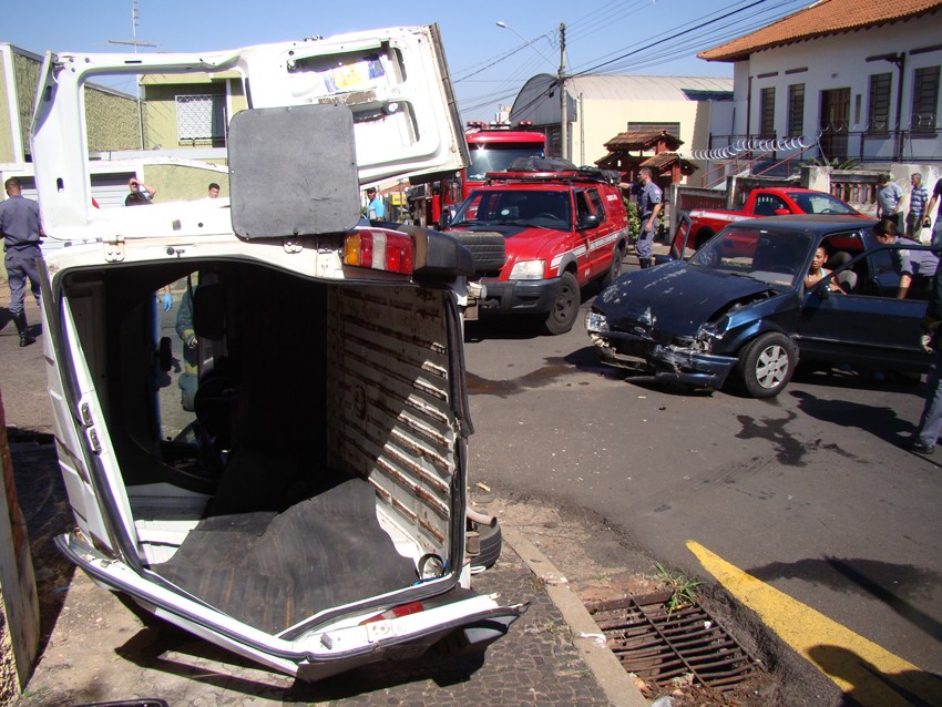 Capotamento fere três pessoas no centro de Marília