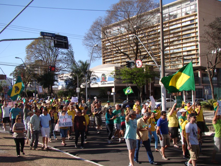 Marilienses vão às ruas em novo protesto contra a corrupção