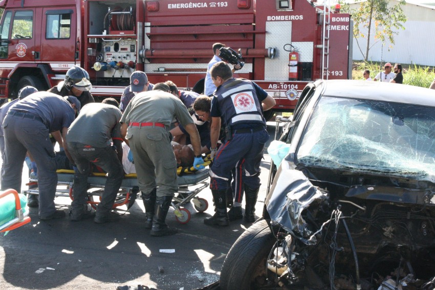 Vítimas de acidente na SP-333 continuam em estado grave