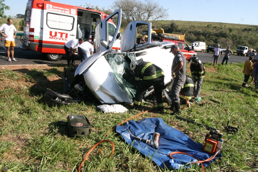 Acidente gravíssimo mata duas pessoas na Rodovia SP-333