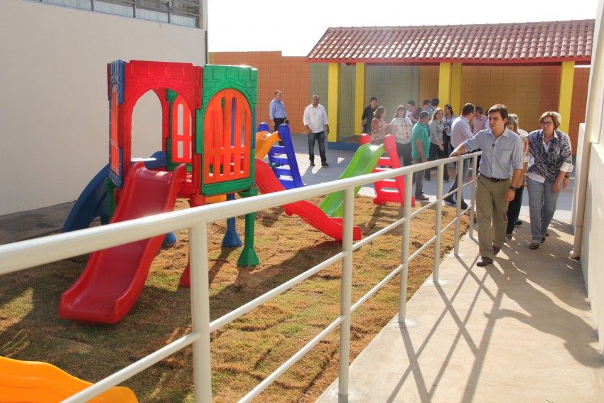 Prefeitura entrega reforma de escola no Jardim Cavallari