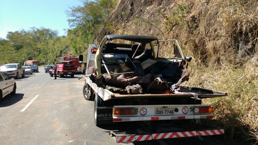 Carro se parte ao meio em grave acidente na Rodovia SP-333