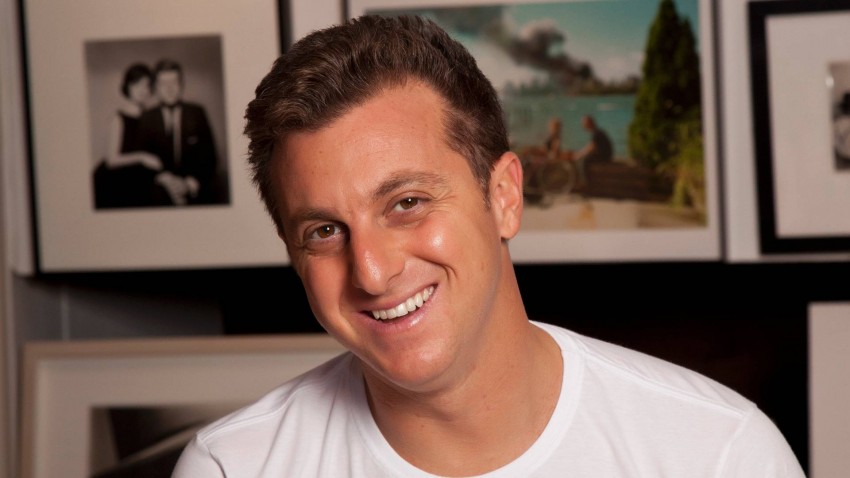 Luciano Huck vira herói e salva família de atores