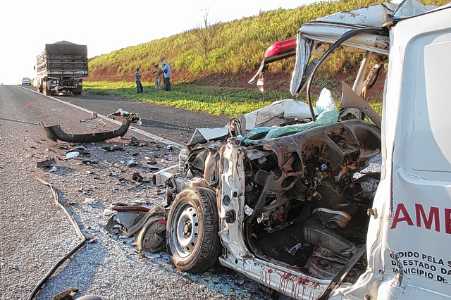 Ambulância bate em caminhão e motorista morre na região