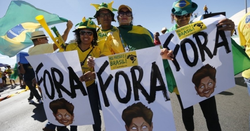 cartazes-em-manifestacao-contra-o-governo-dilma-roussef-em-brasilia-neste-domingo-16-pedem-a-saida-da-presidente-1439732406628_956x500