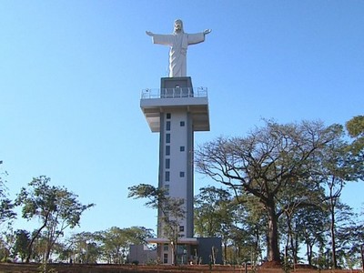 Fotos sensuais ao lado do Cristo gera polêmica em SP