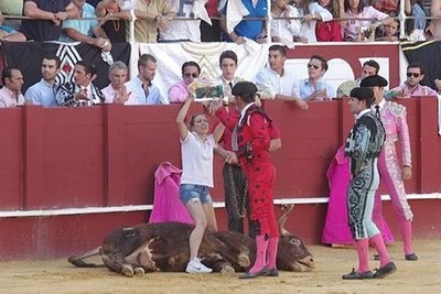 Ativista invade tourada para salvar touro que agonizava