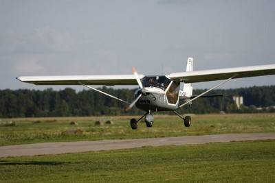 Passageira pousa avião após piloto morrer