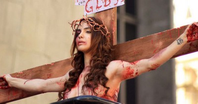 Transex crucificada na parada gay é esfaqueada