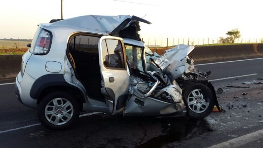 Homem morre em acidente entre carro e caminhão na região