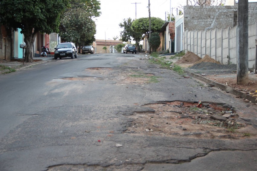 Moradores reclamam de buracos no Jardim Marajó