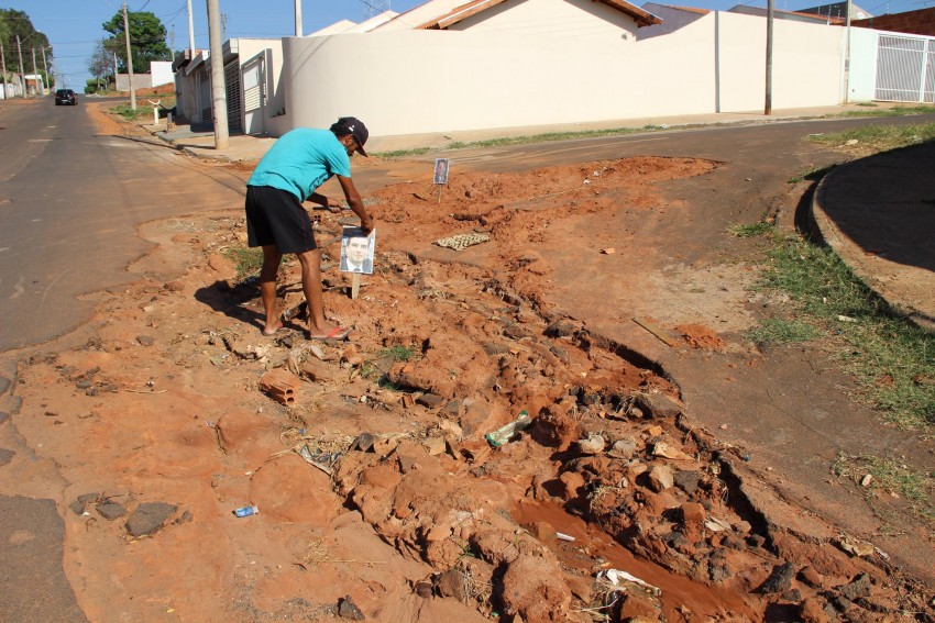 Morador protesta com fotos de políticos em buracos da zona norte