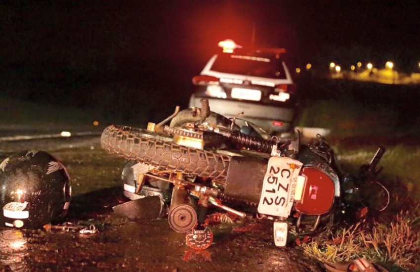 Acidente entre carro e moto deixa dois mortos na região