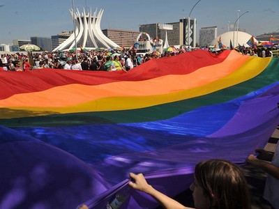 Estatuto da Família exclui conceito de casais homoafetivos