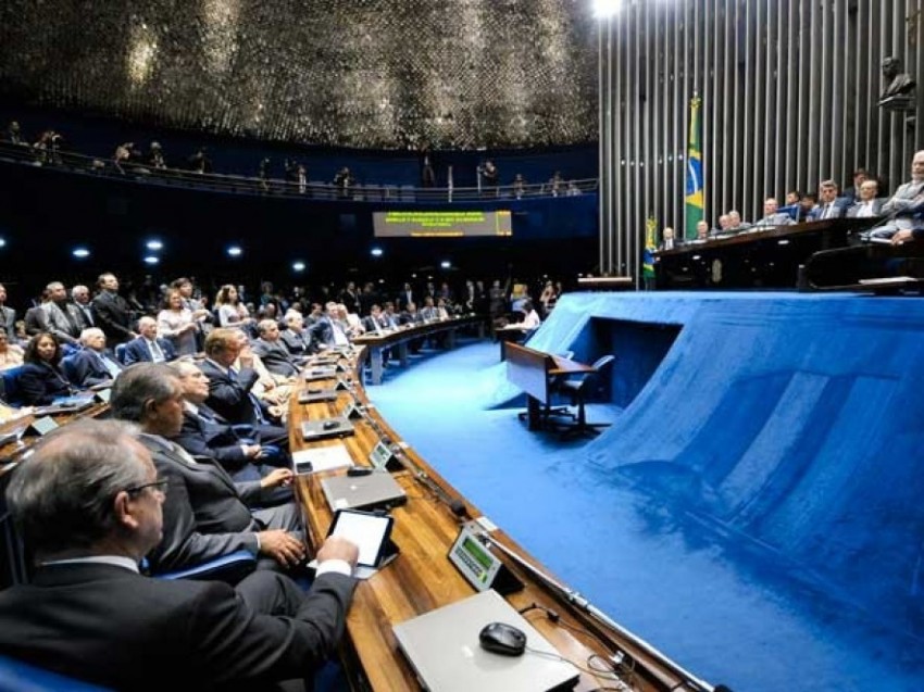 Senado acaba com domicílio eleitoral e reduz tempo de TV