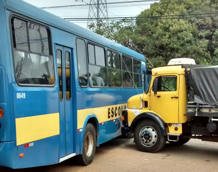 Ônibus com alunos da Apae se envolve em acidente