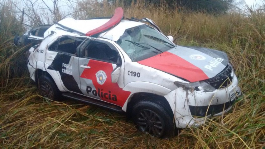 Viatura da PM capota na Rodovia SP-333 em Marília