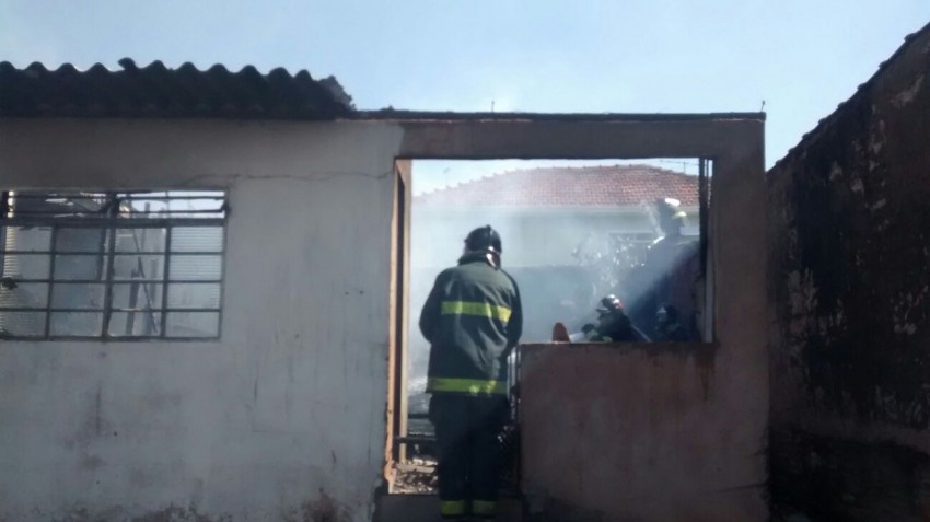 Incêndio atinge casas no bairro Palmital e mobiliza bombeiros