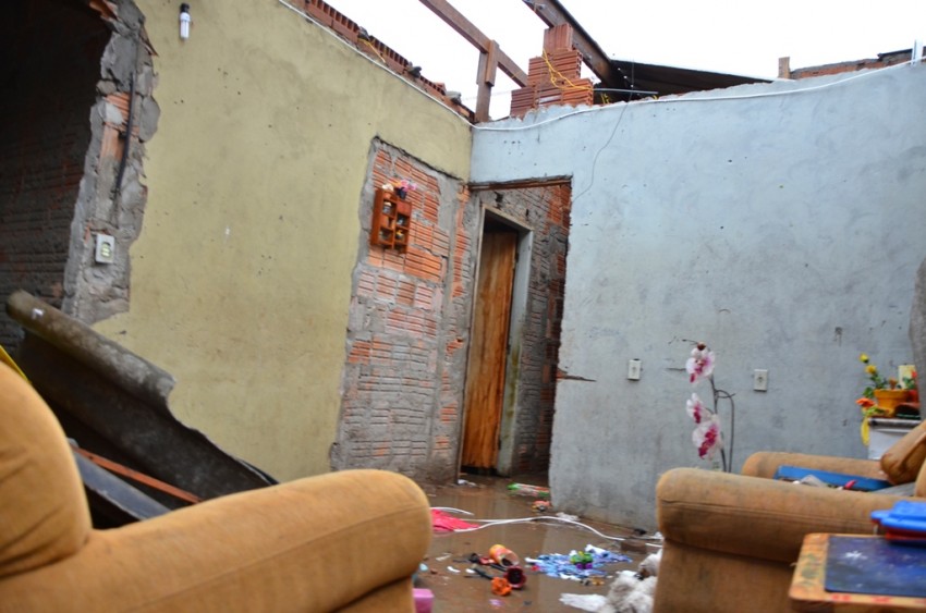 Mãe e filha entram em armário para se proteger de tempestade