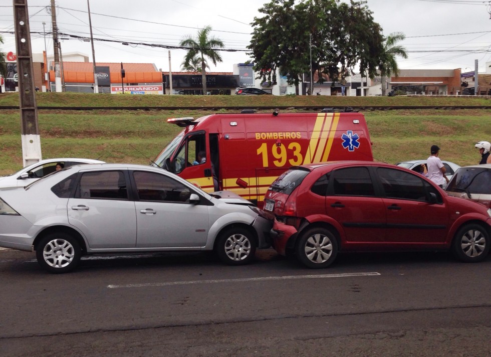 Engavetamento na Tiradentes deixa uma pessoa ferida