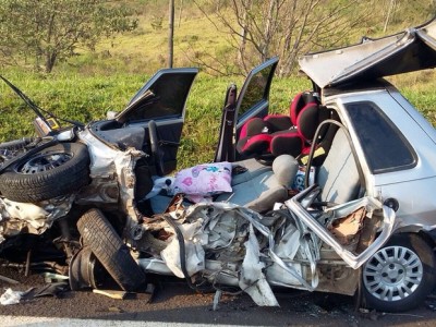 Acidente deixa carro destruído e bebê de 2 anos sobrevive