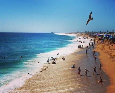 Mulher nua é encontrada boiando em praia