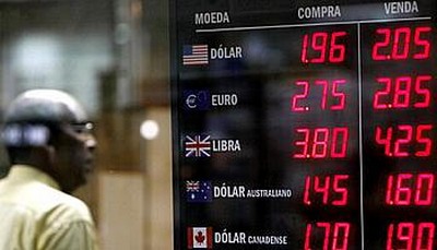 Cotação do dólar supera R$ 4 e é a mais alta em 21 anos