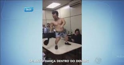 Anão gogo boy dá show em delegacia do Denarc