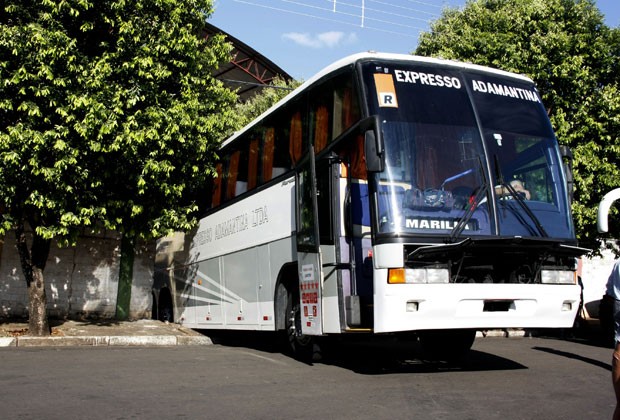 Ônibus que vinha para Marília invade escola na região