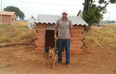 Homem instala ar-condicionado na casa do cachorra