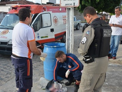 Bebê é encontrado morto dentro de tambor de lixo