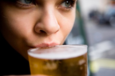 Mulheres devem beber duas cervejas por semana, diz estudo