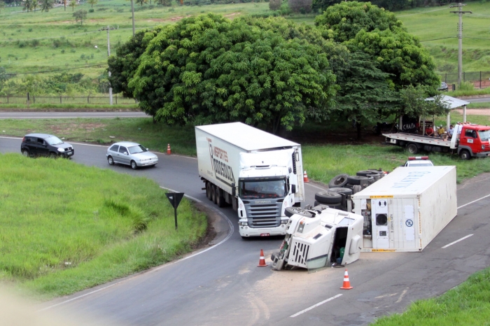 Justiça determina correção em alça de acesso na SP-294