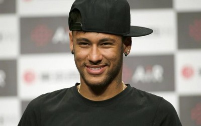 Neymar leva duas loiras para hotel e se irrita com flagra