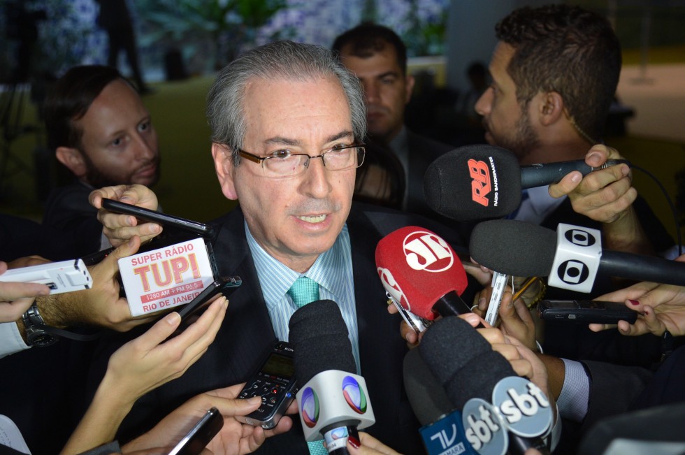 Brasília - Presidente da Câmara Eduardo Cunha deixa o prédio do Congresso e fala com jornalistas