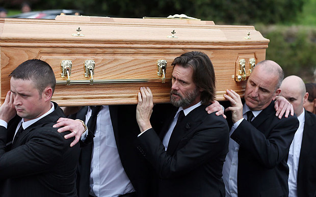 Jim Carrey carrega caixão de namorada durante funeral