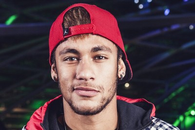 Neymar ostenta Ferrari avaliada em R$ 1,9 milhão