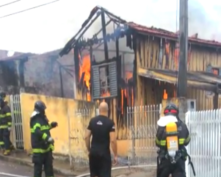 Incêndio destrói casa e mobiliza bombeiros em Marília