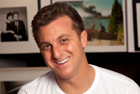 Luciano Huck posta foto com cigarro ‘suspeito’