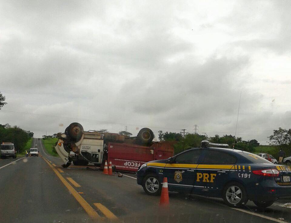 Homem morre após capotamento na BR-153