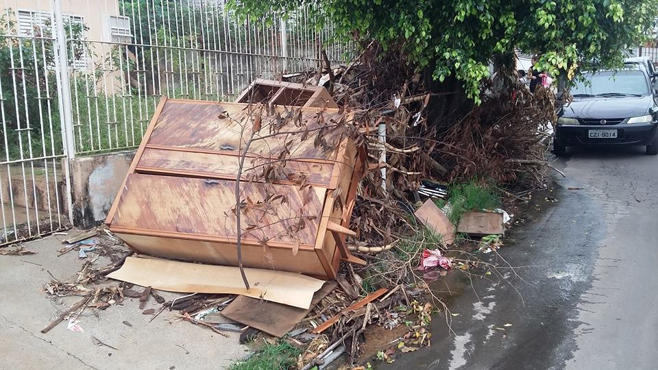 Lixo acumulado põe em risco saúde de moradores
