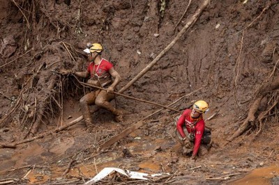 Bombeiros confirmam sexta morte em Mariana