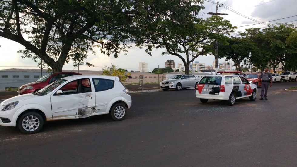 Acidente na Av. das Esmeraldas deixa dois feridos