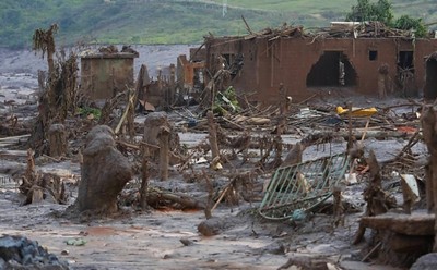 Vale envia água com querosene para moradores de MG