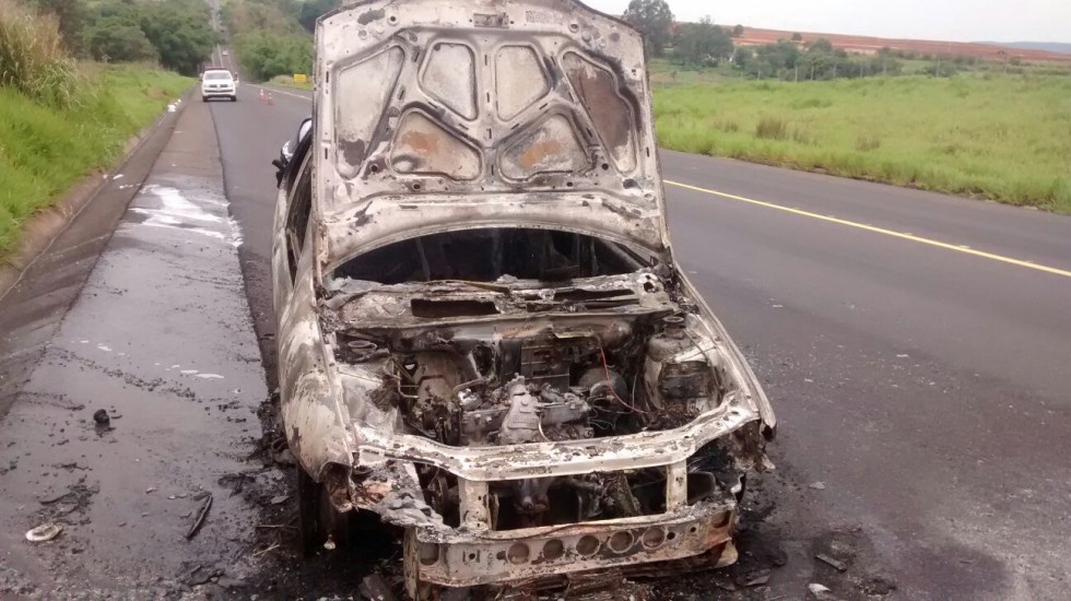 Carro pega fogo no meio de rodovia em Marília