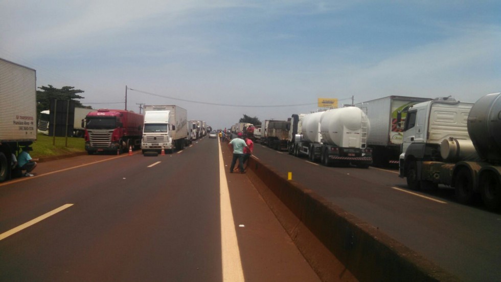 Caminhoneiros mantêm protestos e bloqueiam rodovias